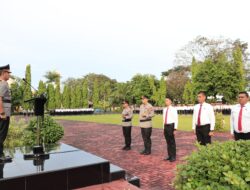 Kapolda Sulsel Beri Penghargaan Kepada 137 Personel dan 10 Personel Dihukum PTDH