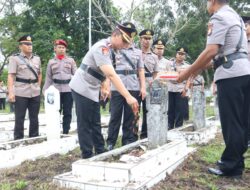 Jelang Hari Bhayangkara ke-79, Kapolres Sidrap Pimpin Tabur Bunga di TMP Mario