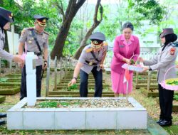 Kapolda Sulsel Pimpin Ziarah Dan Tabur Bunga Di Taman Makam Pahlawan Panaikang