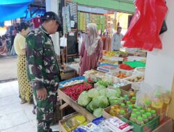 Blusukan” ke Pasar Sentral Amparita, Babinsa Koramil 1420-02/Tellu Limpoe Pastikan Harga Stabil dan Perut Rakyat Aman