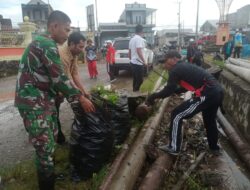 Babinsa Tanru Tedong Gotong Royong Bersihkan Saluran Air, Bukti Nyata TNI Selalu Hadir Untuk Rakyat