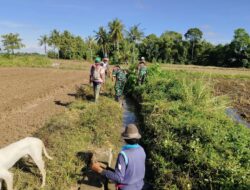Koramil 1420-06/Panca Rijang Gelar Karya Bakti Bersama Warga, Bersihkan Saluran Air Demi Lancarnya Irigasi dan Cegah Banjir di Kulo