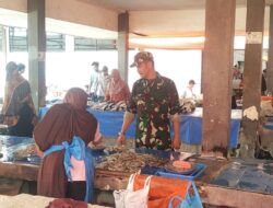 Babinsa Ramil 1420-07/Baranti Pantau Ketersediaan dan Harga Bahan Pokok di Pasar Sentral