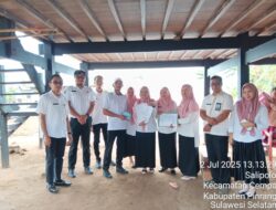 Disdukcapil Pinrang Serahkan Dokumen Kependudukan Bagi Korban Terkena Bencana Di Desa Salipolo