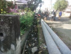 Babinsa Kelurahan Macorawalie Bersama Warga Bersihkan Selokan, Cegah Banjir