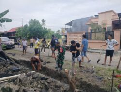 Peduli Terhadap Lingkungan, Babinsa Koramil 1420-07/Baranti Gelar Karya Bakti Bersihkan Saluran Air