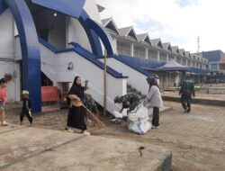 Wujudkan Lingkungan Bersih, Babinsa Koramil 1420-05/Dua Pitue Ajak Warga Bersihkan Pasar.