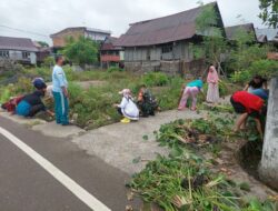 Babinsa Koramil 03/Maritengngae Bersama Warga Gelar Karya Bakti Bersihkan Saluran Air di Majelling Wattang