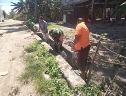 Pelda Andi Akbar dan Warga Uluale Kompak Laksanakan Pembersihan Saluran di Bola Eppae