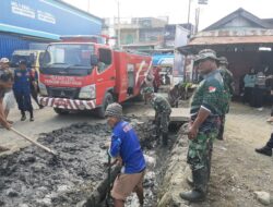 Bersihkan Saluran Air, Batuud Koramil 1420-05/Dua Pitue Pimpin Karya Bakti di Pasar Tanru Tedong
