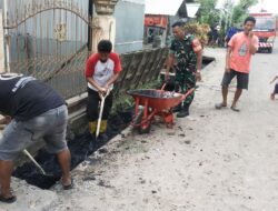 Cegah Banjir, Babinsa Koramil 06/Panca Rijang Bersama Warga Gelar Karya Bakti Bersihkan Selokan di Kelurahan Macorawalie
