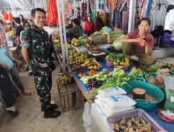 Babinsa Koramil 1420-04/Watang Pulu Pantau Stabilitas Harga Sembako di Pasar Lawawoi