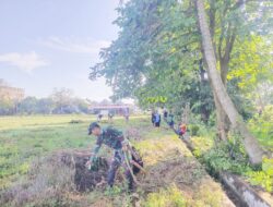 Sambut HUT RI ke-80, Babinsa dan Warga Desa Passeno Gotong Royong Bersihkan Saluran Air dan Lapangan