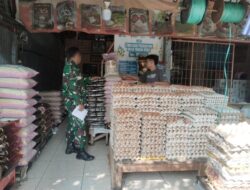 Babinsa Koramil 1420-03/Maritengngae Pantau Harga Bahan Pokok di Pasar Sentral Sidrap