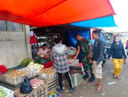 Blusukan Humanis Babinsa: Serka Anwar Pantau Harga Sembako Sambil Ngobrol Santai di Pasar Amparita