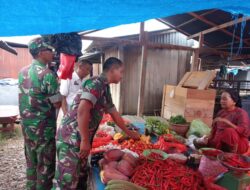 Babinsa Koramil 01/Panca Lautang Pantau Harga Bahan Pokok di Pasar Sentral Bilokka