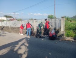 Kolaborasi Anggota Koramil dengan Masyarakat dan Mahasiswa KKN Melaksanakan Kerja Bakti