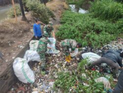 Gotong Royong Babinsa Koramil 1420-03/Maritengngae dan Warga Mojong: Bersihkan Saluran Air, Pererat Sinergi