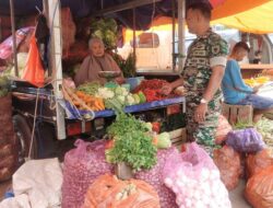 Babinsa Koramil 1420-06/Panca Rijang Pantau Harga dan Ketersediaan Bahan Pokok di Pasar Sentral Rappang.