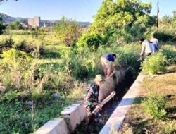 TNI dan Warga Uluale Kompak Bersihkan Saluran Air, Cegah Banjir dan Penyakit