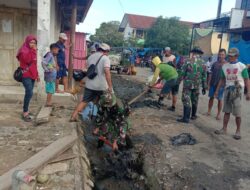 Babinsa Tanru Tedong dan Warga Bersihkan Saluran Air, Cegah DBD dan Pererat Silaturahmi