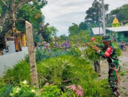 Babinsa Ramil 1420-06/Panca Rijang dan Warga Gotong Royong Bersihkan Saluran Air Cegah Penyakit