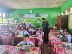 Peduli Gizi, Babinsa Kodim 1420/Sidrap Dampingi Penyaluran 14.399 Paket Makanan Bergizi di 4 Kecamatan