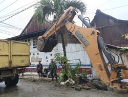 Antisipasi Banjir, Koramil 1420-07/Baranti Kerahkan Alat Berat Bersihkan Drainase di Jalan Poros Sidrap-Pinrang