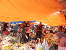 Komsos Dengan Pedagang Pasar ,Babinsa Koramil 1420-07/Baranti Pantau Harga Sembako