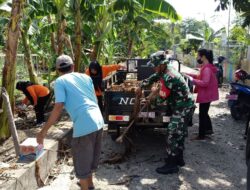 Sinergi Bersih: Babinsa Pajalele dan Warga Gotong Royong Bersihkan Saluran Air di Sekitar Masjid