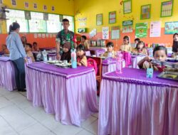 Wujudkan Generasi Sehat, Babinsa Kodim 1420/Sidrap Dampingi Program Makan Bergizi