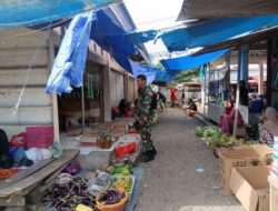 Babinsa Lancirang Koramil 1420-05/Dua Pitue Pantau Harga Sembako