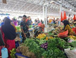 Babinsa Pantau Stabilitas Harga dan Ketersediaan Bahan Pokok di Pasar Lawawoi Sidrap