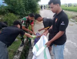 Semangat HUT RI ke-80, Babinsa dan Warga Bina Baru Gotong Royong Jaga Kebersihan Lingkungan