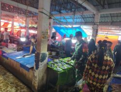 Babinsa Koramil 01/Panca Lautang Pantau Harga dan Stok Sembako di Pasar Sentral Bilokka