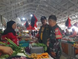 Babinsa Koramil 04/Watang Pulu Lakukan Pemantauan Harga dan Ketersediaan Bahan Pokok di Pasar Lawawoi
