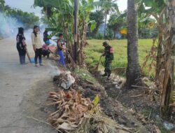 Gotong Royong Bersihkan Saluran Air, Plt Danramil 1420-04/Watang Pulu dan Warga Cirociroe Kompak