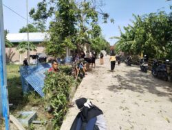 Babinsa Timoreng Panua Koramil 1420-06/Panca Rojang Gandeng Warga Gelar Karya Bakti Bersihkan Saluran Air