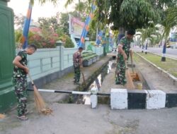 Bati Bakti Siter Kodim 1420/Sidrap, memimpin langsung kegiatan karya bakti pembersihan saluran air di sekitar Asrama Kodim 1420/Sidrap,