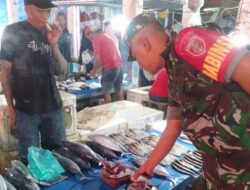Babinsa Koramil 1420-05/Dua Pitue Pantau Harga dan Ketersediaan Bahan Pokok di Pasar Dongi
