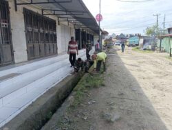 Koramil 02/Tellu Limpoe Gelar Kerja Bakti Bersihkan Drainase Pasar Amparita