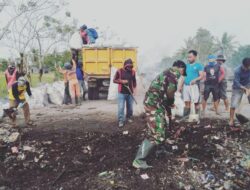 Koramil 03/Maritengngae Bersama Warga Gelar Karya Bakti Bersihkan Sampah di Bantaran Sungai Kanyuara