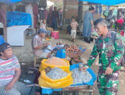 Babinsa Koramil 02/Tellu Limpoe Pantau Ketersediaan dan Harga Bahan Pokok di Pasar Sentral Amparita