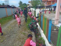 Plt. Danramil 1420-04/Watang Pulu dan Warga Gelar Kerja Bakti Bersihkan Lingkungan TK Dharma Wanita di Watang Pulu
