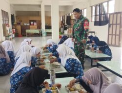 Babinsa Kodim 1420/Sidrap Dampingi Pendistribusian 27.004 Porsi Makan Bergizi di Kabupaten Sidrap