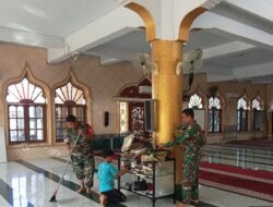 Babinsa Koramil 04/Watang Pulu dan Santri PTQ Darul Islam Gelar Jumat Bersih di Masjid Babul Jamah