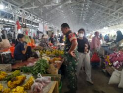 Babinsa Ramio 1420-04/Watng Pulu Pantau Harga Sembako di Pasar Lawawoi Sidrap