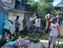 Kerja Bakti Bersama Warga, Babinsa Bersihkan Saluran Pembuangan