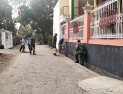 Babinsa Ulu Ale dan Santri Pesantren Unwarul Qur’an Gelar Karya Bakti di Saluran Air Masjid Babul Jamaah