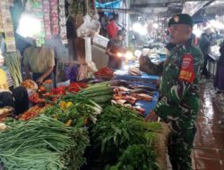 Babinsa Pantau Harga Kebutuhan Pokok Di Pasar Sentral Pangkajene